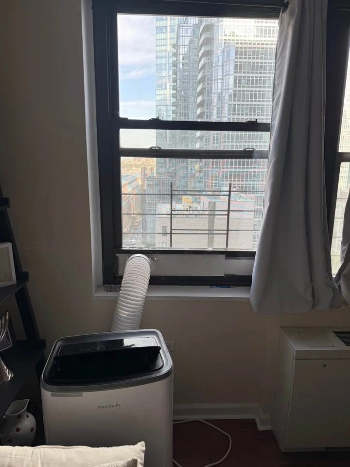 Frigidaire 14,000 BTU Portable Air Conditioner - photo 2