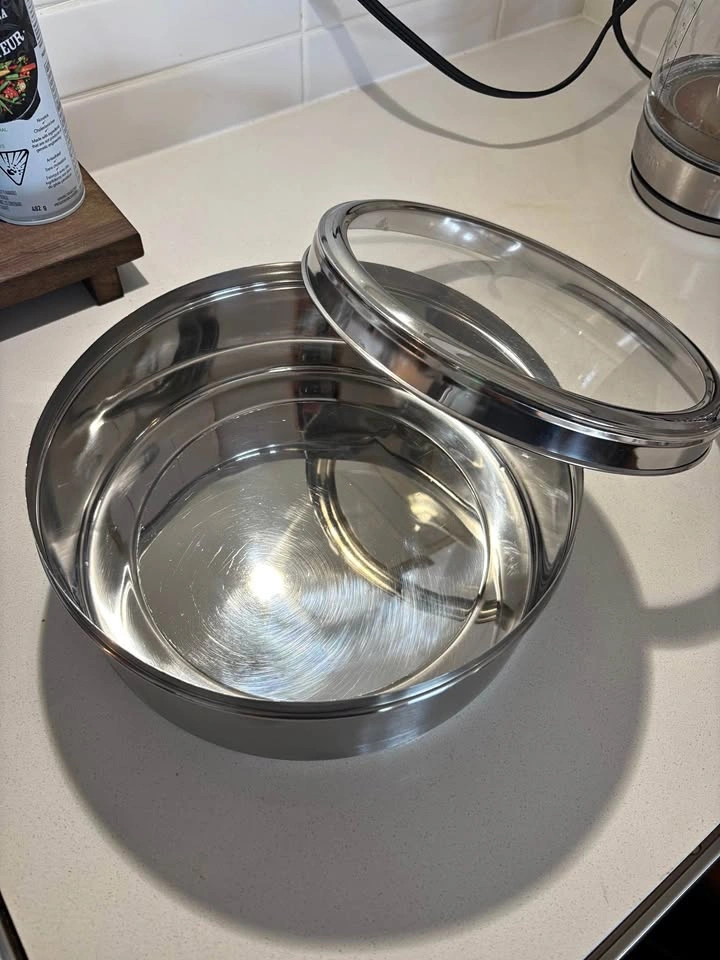 Stainless steel container with lid