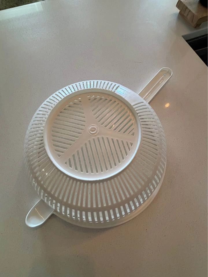 White Plastic Colander - photo 2