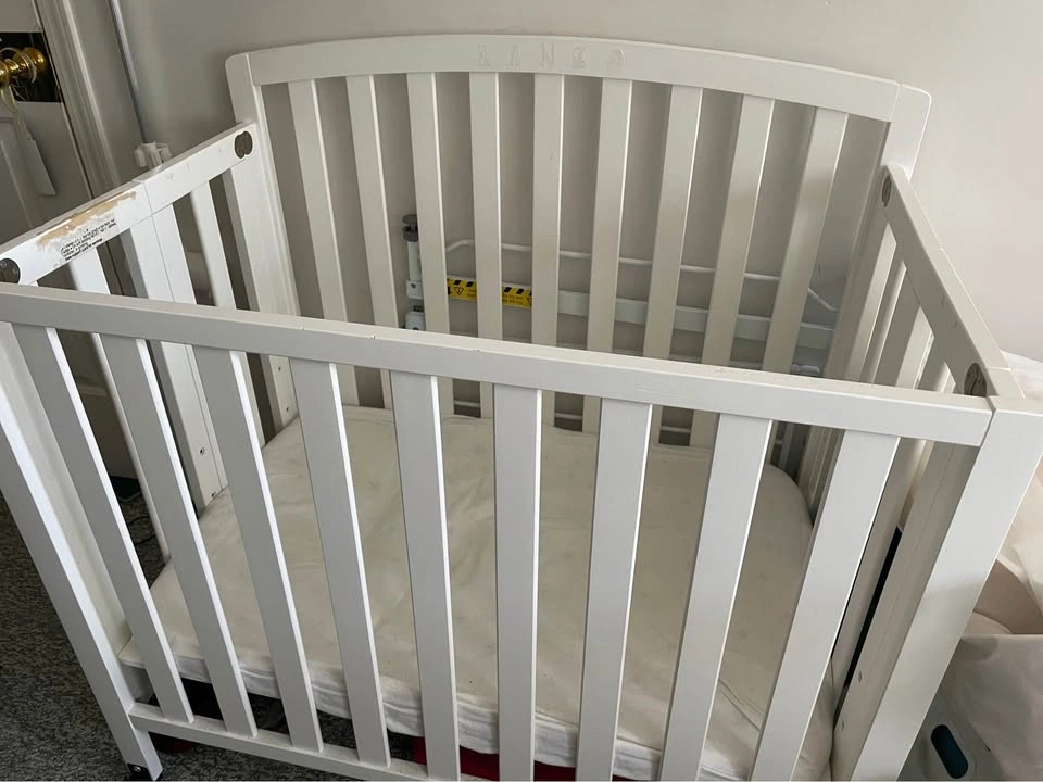 DAVINCI Dylan 3-in-1 Folding Convertible Mini Crib with mattress - photo 5
