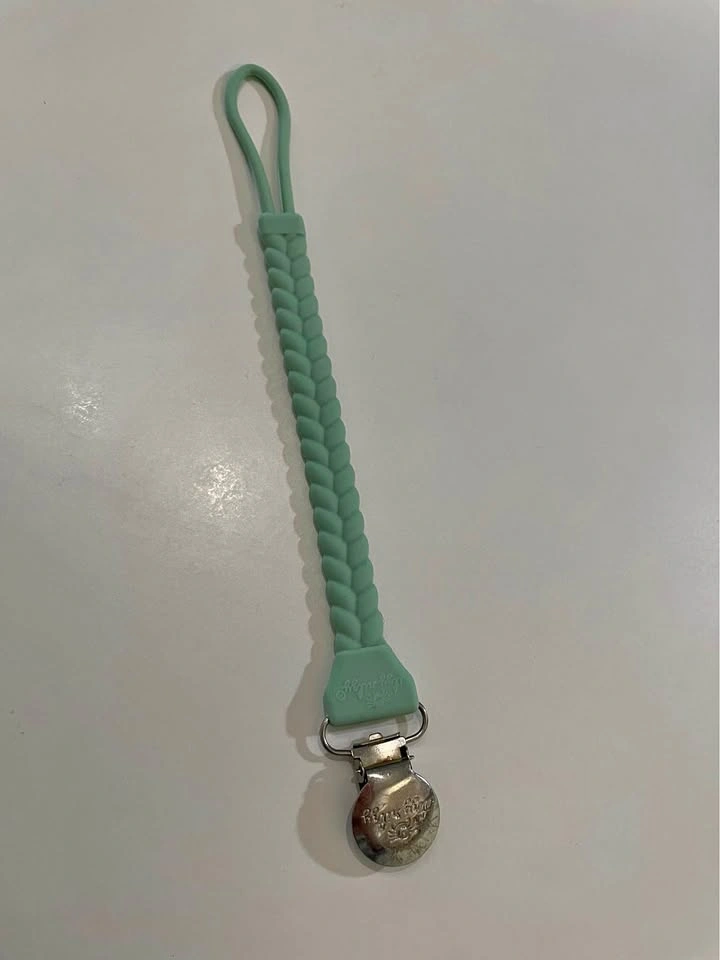 Itzy Ritzy Silicone Pacifier Clip