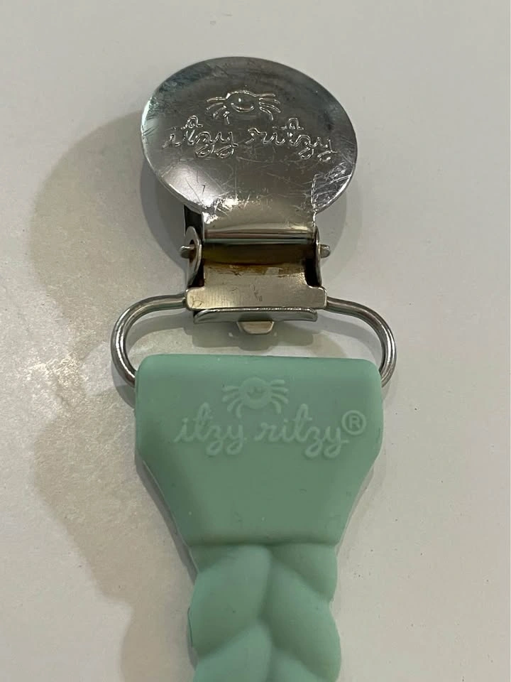 Itzy Ritzy Silicone Pacifier Clip - photo 2