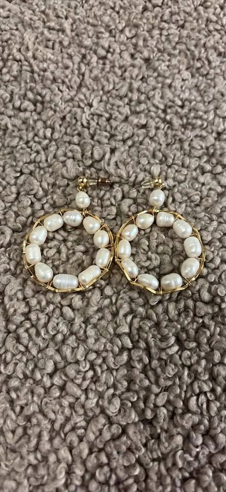 Cute gold wire pearl hoop earrings