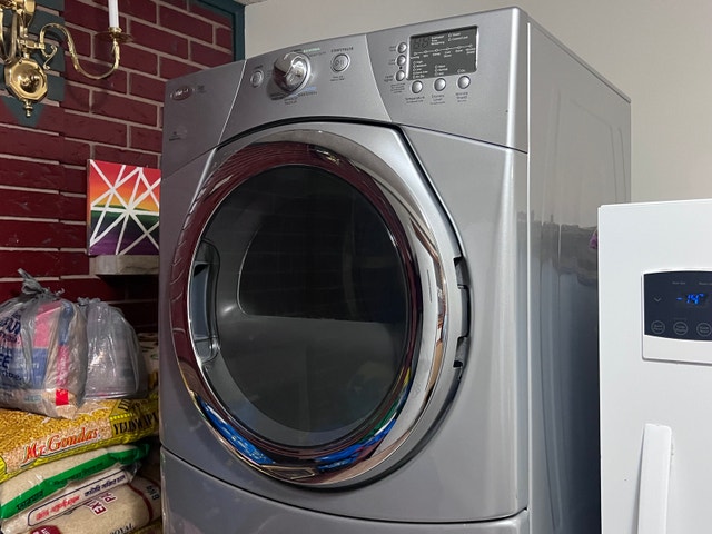Whirlpool Dryer – Excellent Condition – $400 CAD