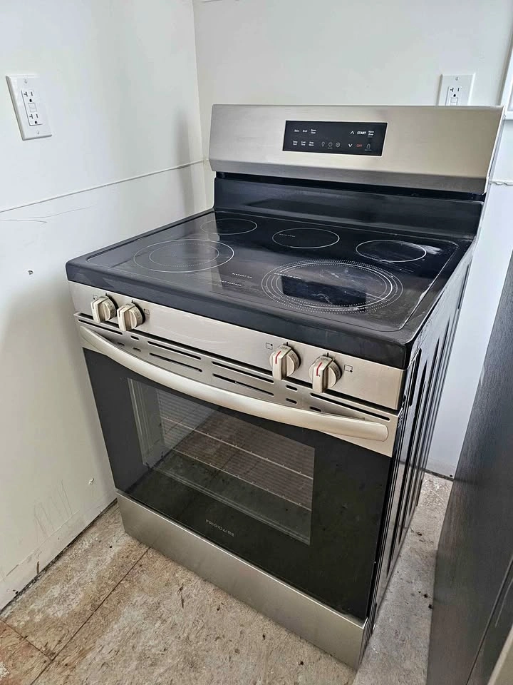Frigidaire Stove / Oven