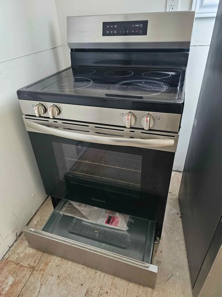 Frigidaire Stove / Oven - photo 3