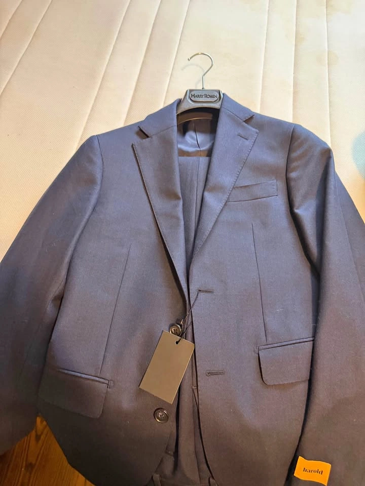 Brand new Harry Rosen Navy blue 34 R suit