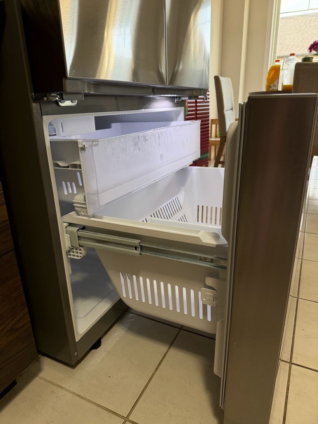 LG 33'' Smart Refrigerator for Sell - photo 2