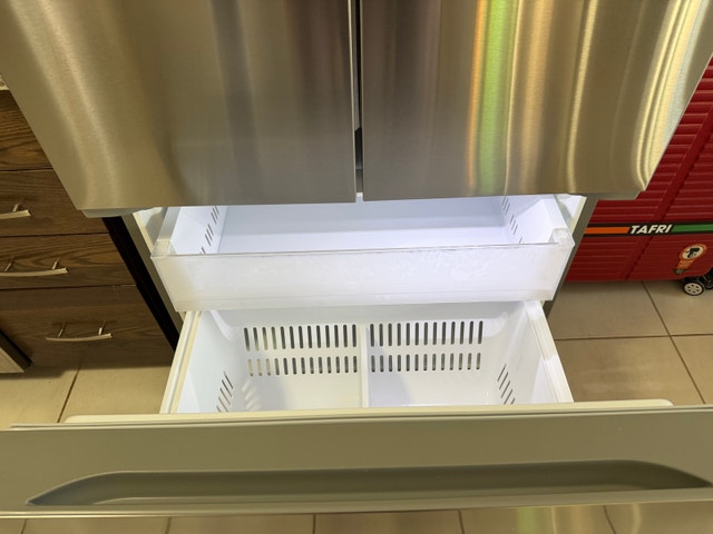 LG 33'' Smart Refrigerator for Sell - photo 4