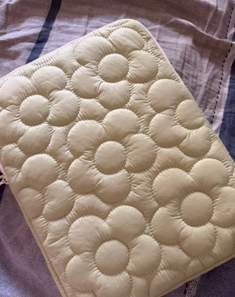 Quilted iPad/Laptop Sleeve – Floral Design (Light Green) - photo 3