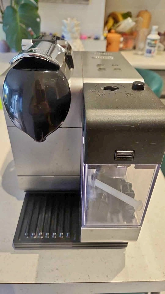 Delonghi Nespresso Machine with Milk Frother