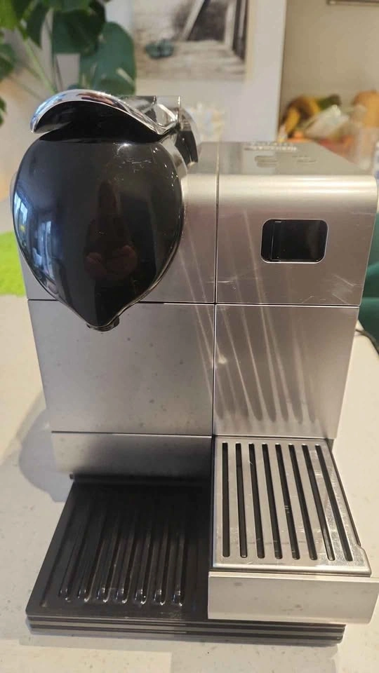 Delonghi Nespresso Machine with Milk Frother - photo 2