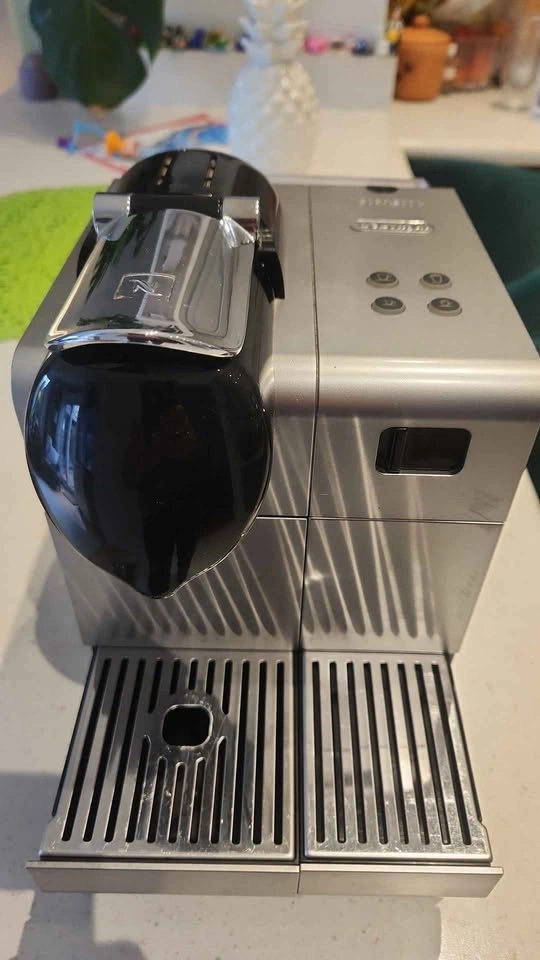 Delonghi Nespresso Machine with Milk Frother - photo 3