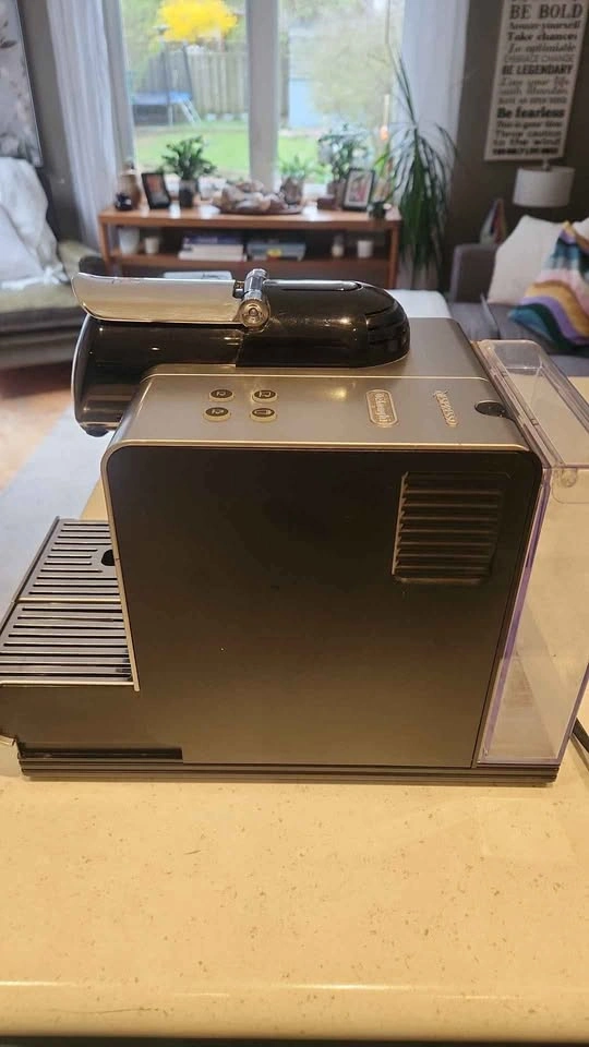Delonghi Nespresso Machine with Milk Frother - photo 4