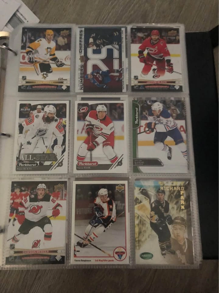 Roughly 200 hockey cards PRICE NEGOTIABLE - photo 3