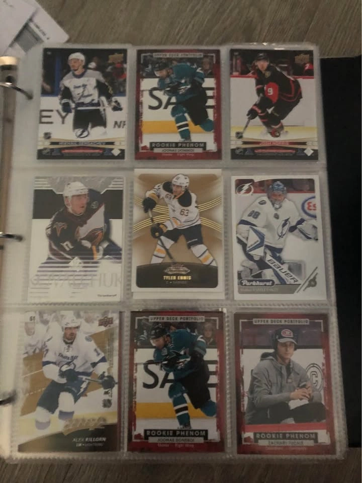 Roughly 200 hockey cards PRICE NEGOTIABLE - photo 4