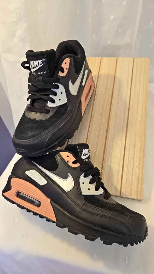 NIKE AIR MAX LADIES 7.5 thumbnail