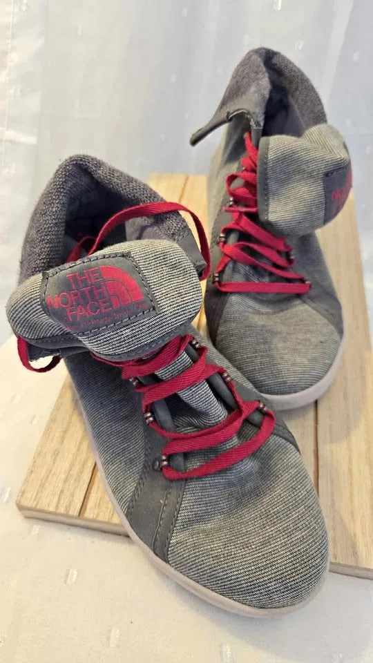 NORTHFACE LADIES SNEAKERS SIZE 7 thumbnail