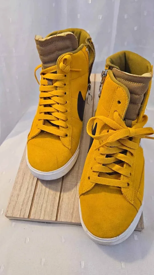 Nike sneakers ladies 7.5 thumbnail