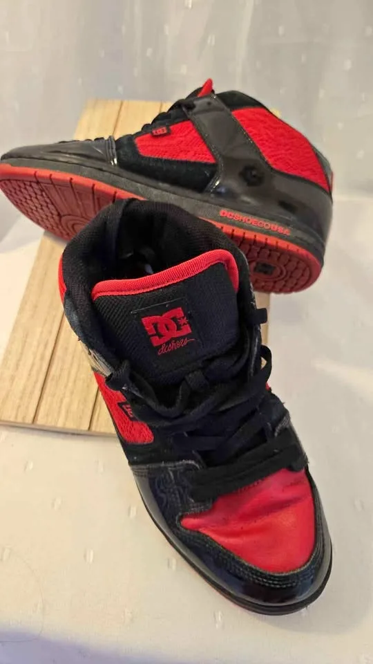 DC SKATE SHOES LADIES SIZE 8 thumbnail