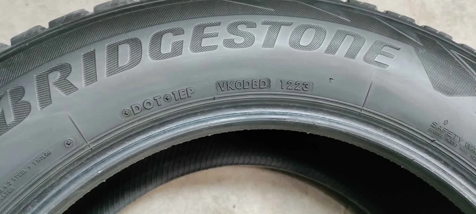 3x 235/65R18 Bridgestone Blizzak Winter Tires - photo 2