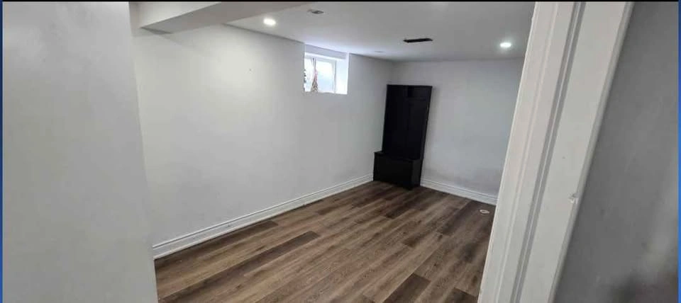 3 Beds 1 Bath - Apartment - photo 2