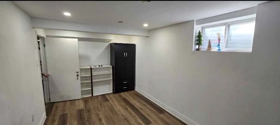3 Beds 1 Bath - Apartment - photo 3