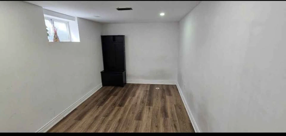 3 Beds 1 Bath - Apartment - photo 4