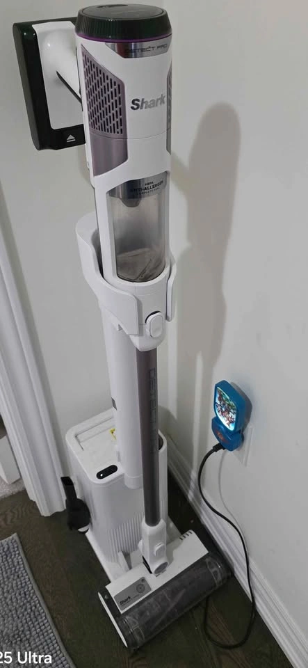 Used Shark Detect Pro Cordless Vacuum w/ Self-Empty - photo 2