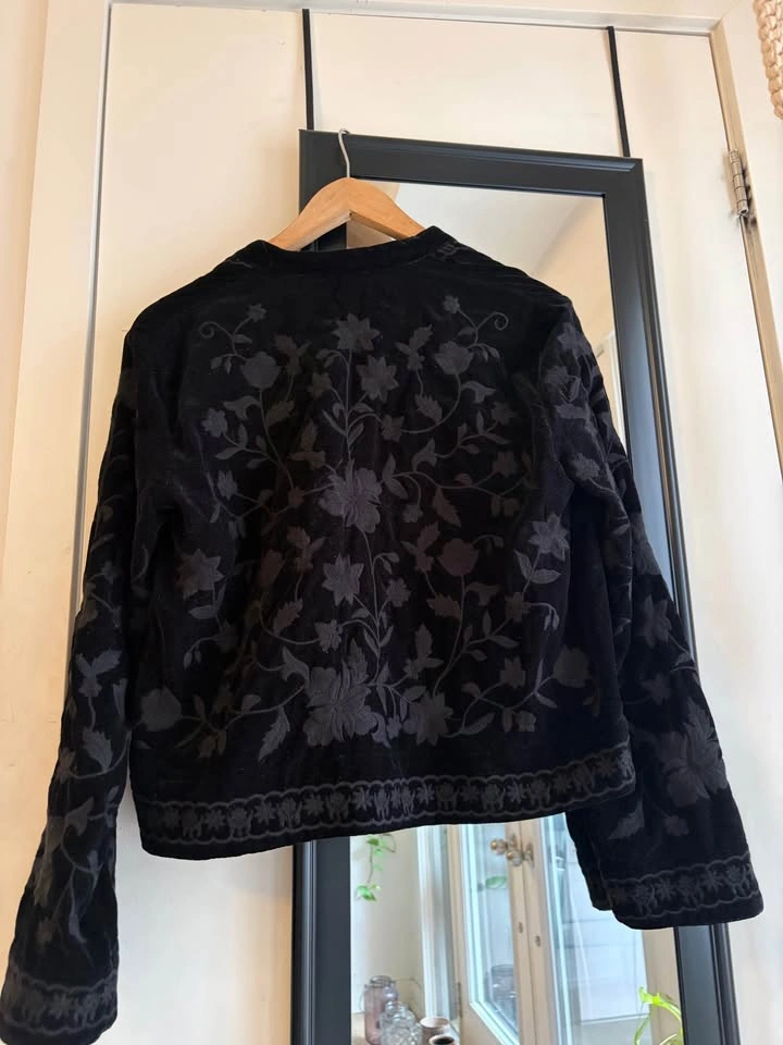Zara Black Velvet Embroidered Jacket - Medium - photo 2