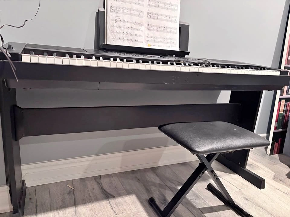 Like new Yamaha DGX660 88 key electric piano