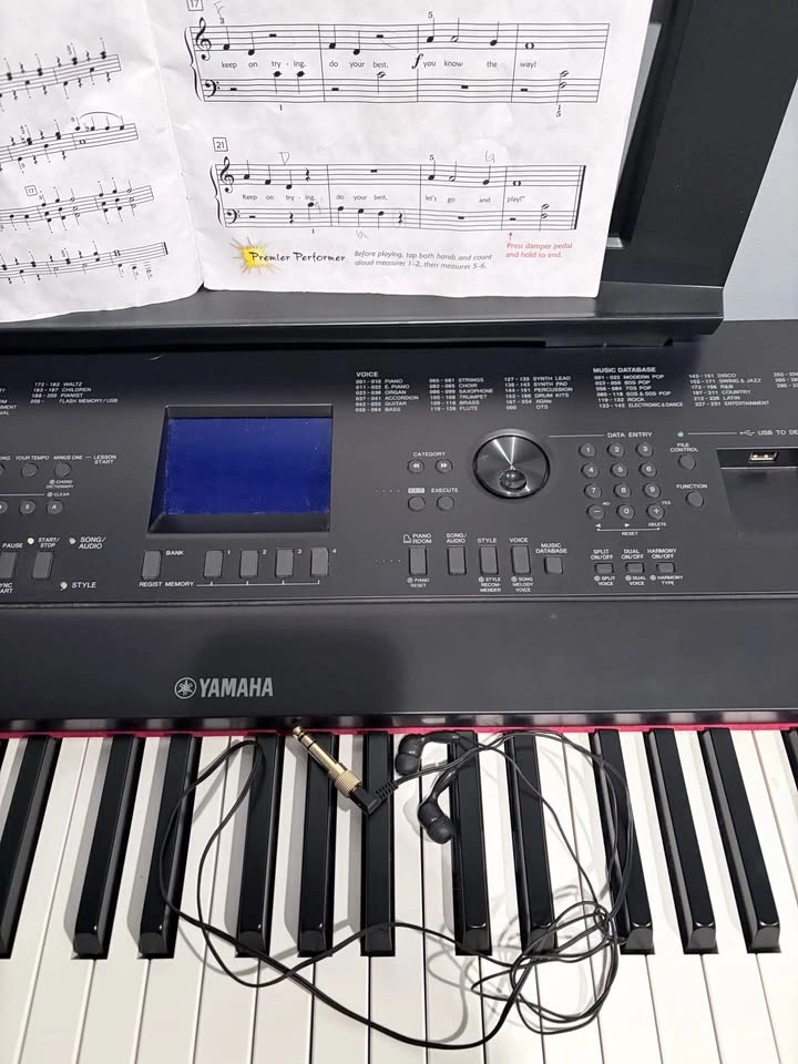 Like new Yamaha DGX660 88 key electric piano - photo 2