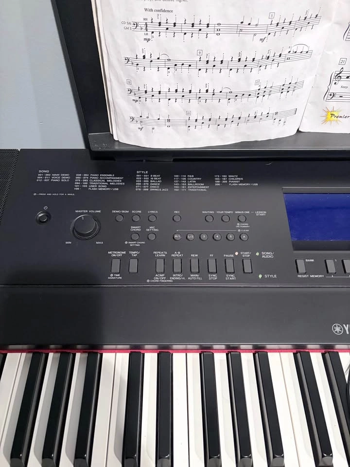 Like new Yamaha DGX660 88 key electric piano - photo 3