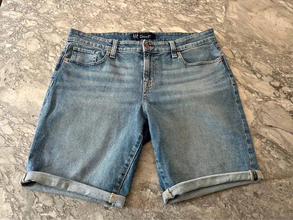 Women’s GAP Denim 9” Bermuda Shorts – Size 14/32