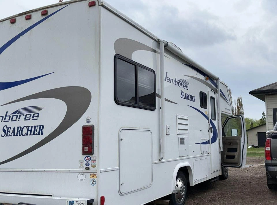 2011 Fleetwood Jamboree Searcher Class C RV - photo 2