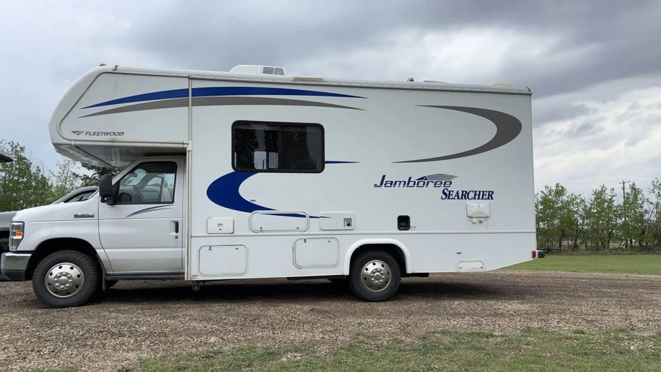 2011 Fleetwood Jamboree Searcher Class C RV - photo 3