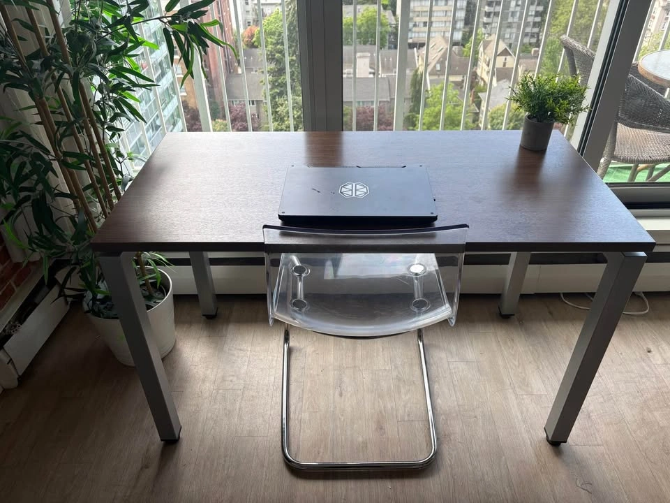 Solid Desk - Excellent Condition - photo 5