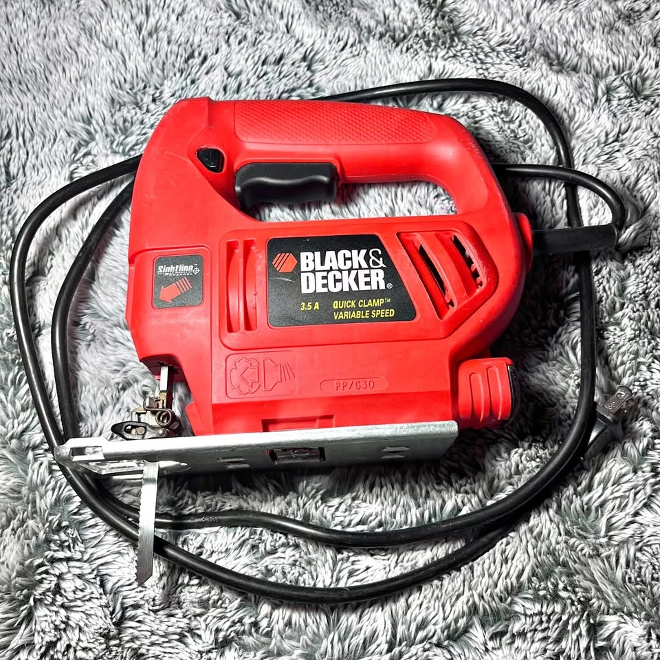 Black & Decker JS200 Electric Jig Saw – Great Working Condition