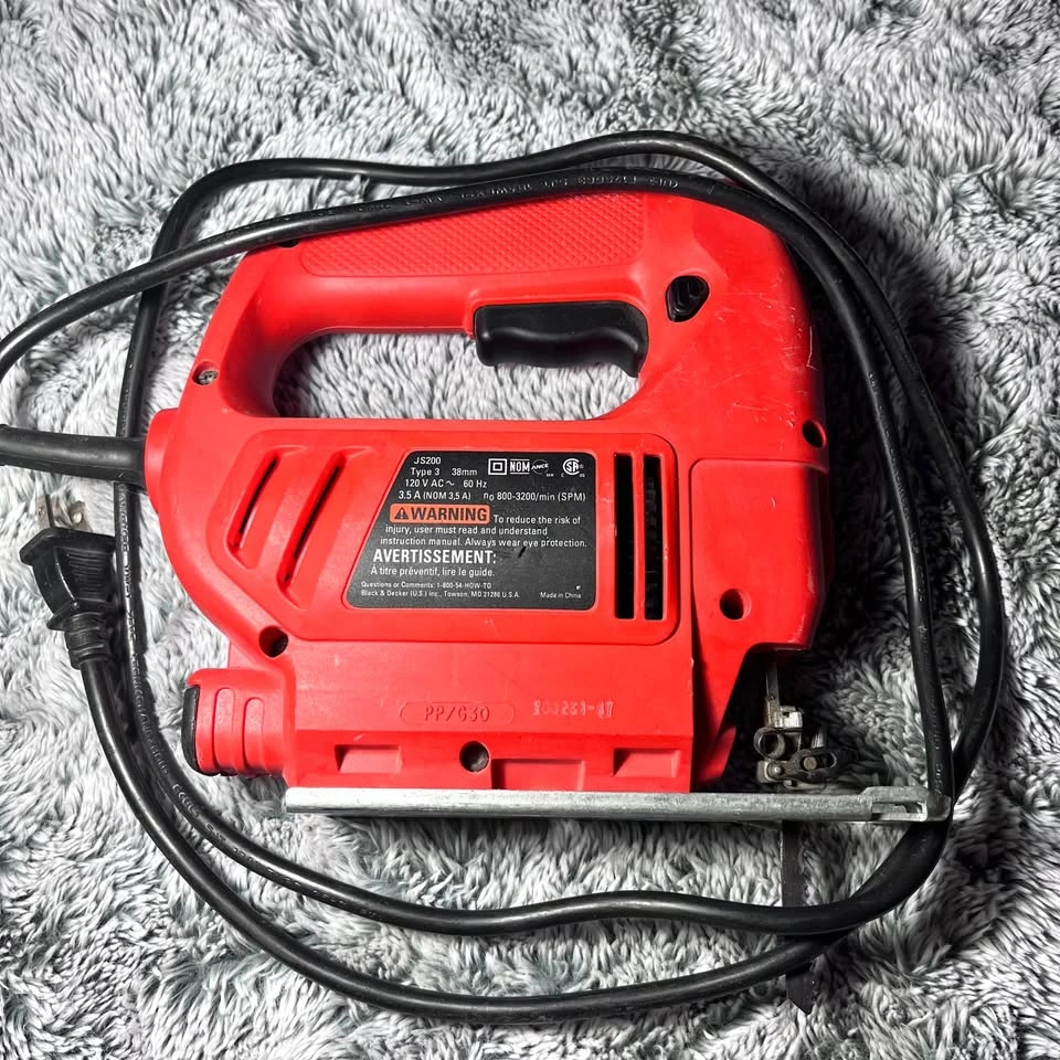 Black & Decker JS200 Electric Jig Saw – Great Working Condition - photo 3
