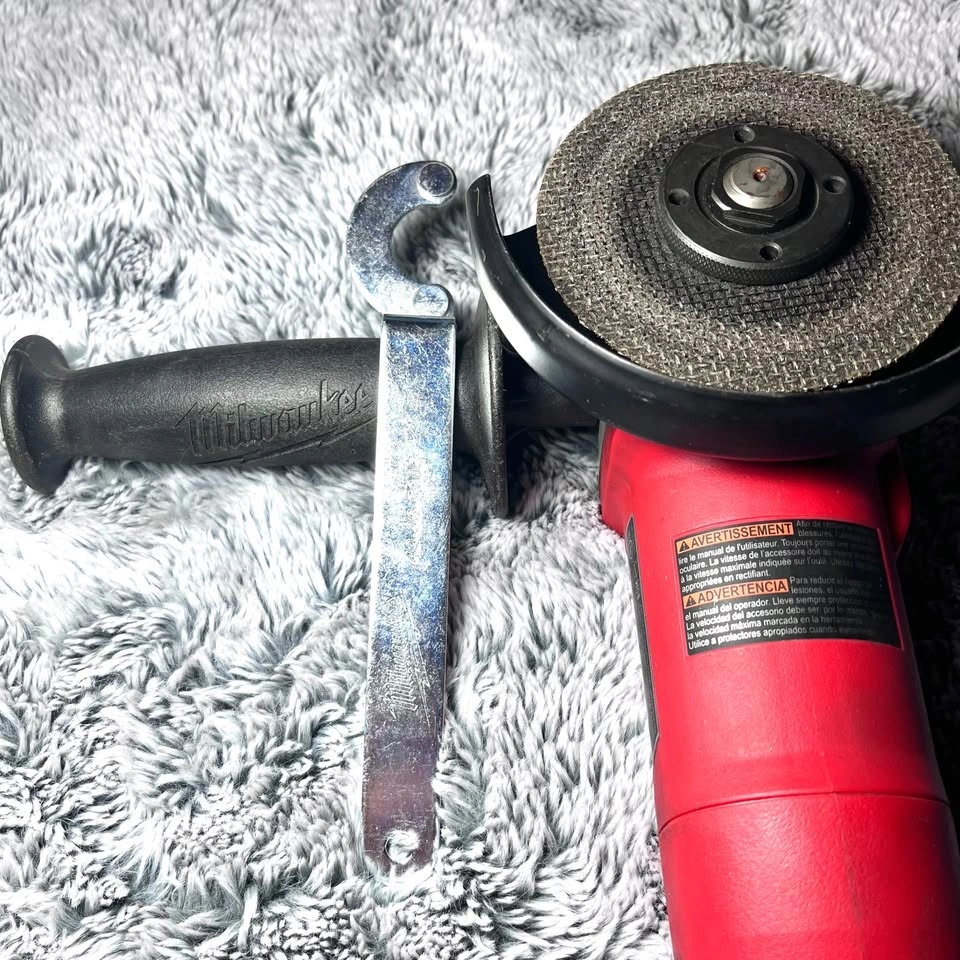 Milwaukee 6130-33 4-1/2” Angle Grinder – Commercial Grade - photo 3