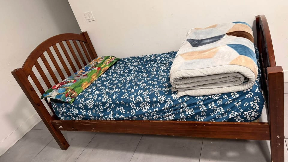 Bed and couch - photo 4