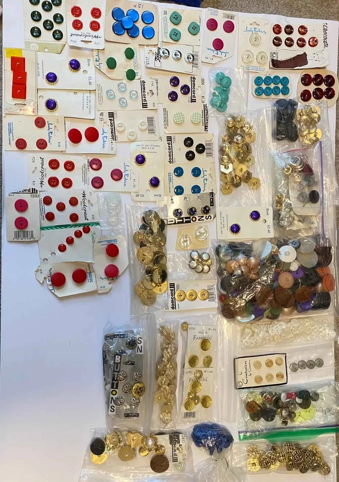 Buttons in different sizes, shapes and patterns - photo 2
