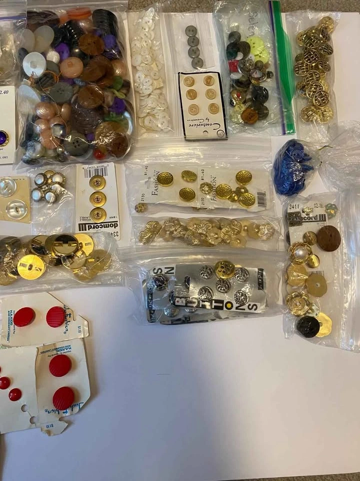 Buttons in different sizes, shapes and patterns - photo 3