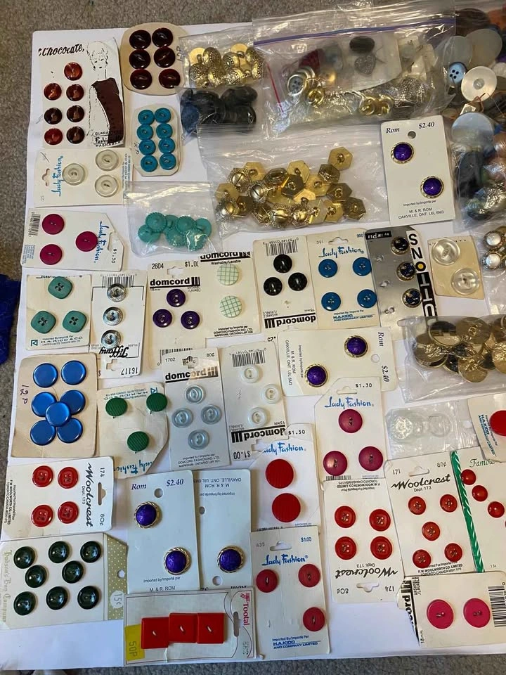 Buttons in different sizes, shapes and patterns - photo 4