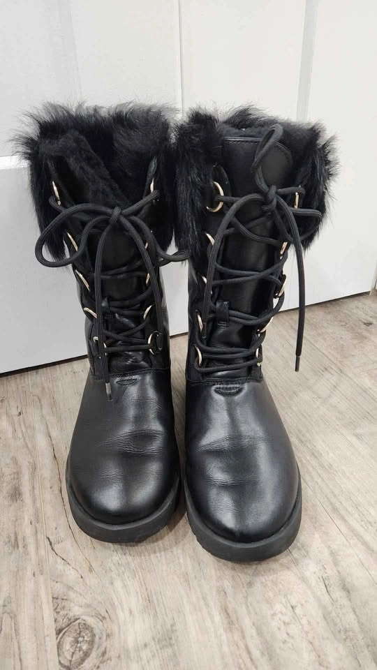 Womens Ugg Vibram Boots (size 6.5/7)