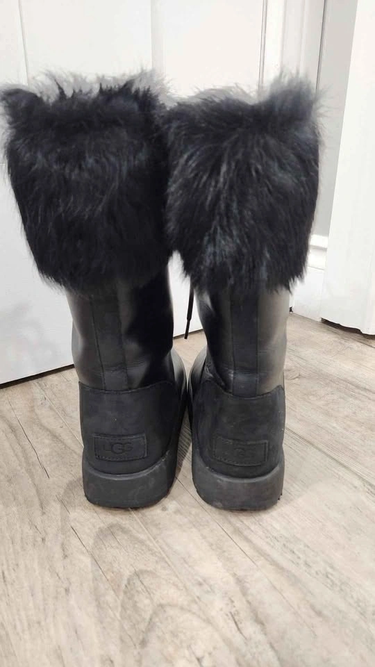 Womens Ugg Vibram Boots (size 6.5/7) - photo 2