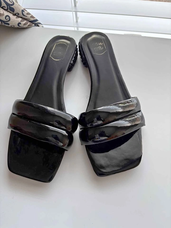 Low-heeled shoes