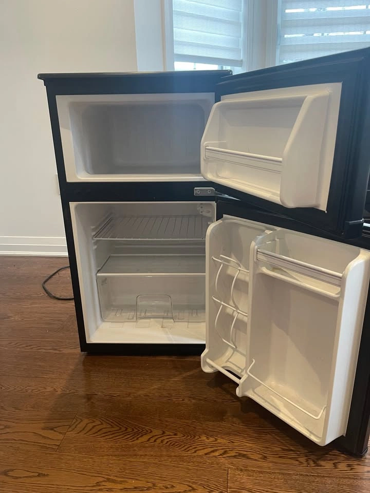 Master Chef Mini Fridge / Bar Fridge w/ Freezer - photo 2
