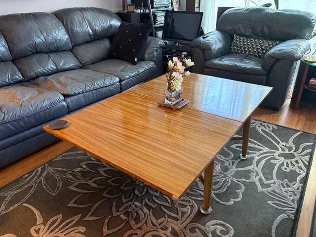 Mid-Century Modern Deilcraft Extension Coffee Table. (Needs TLC)