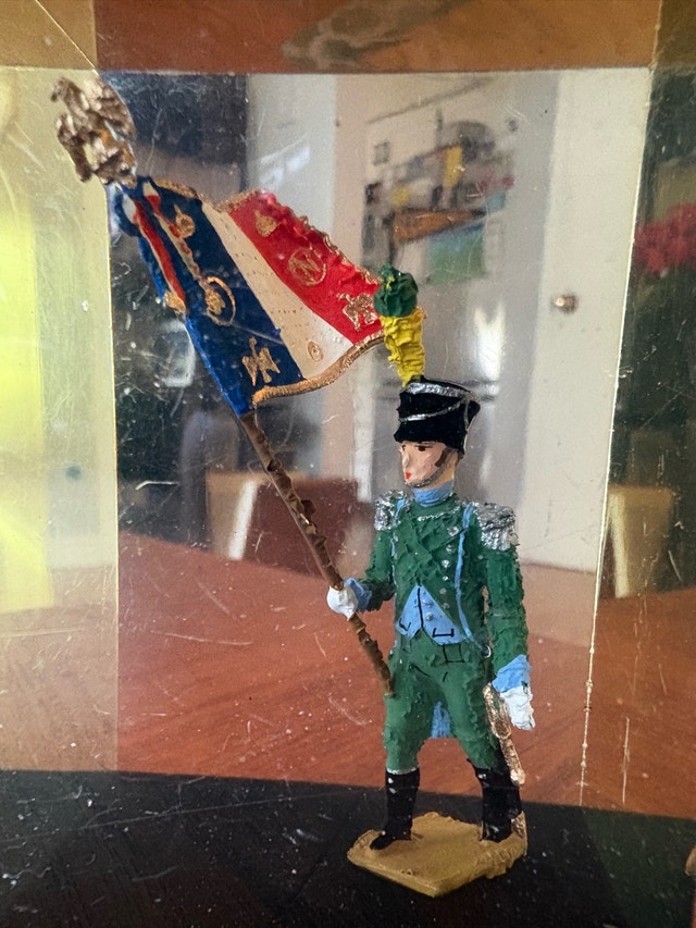 60’s PU 74 Paris Napoleonic Soldier Lucite Paperweight - photo 2